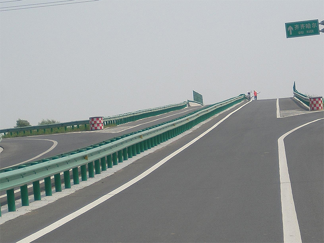 阿克苏高速公路护栏的材质与规格