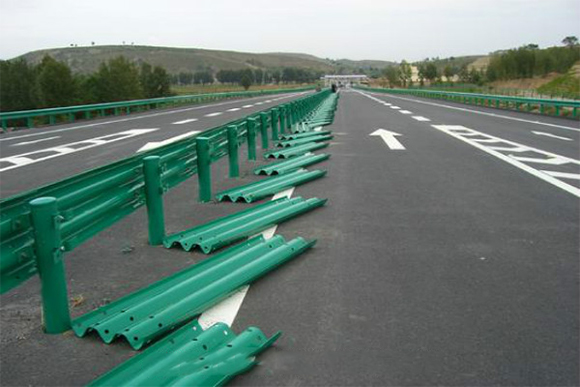 阿克苏波形护栏的维护与管理确保道路安全的关键步骤